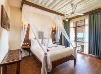 Pool View Queenbed