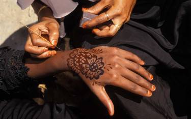 Painting hands with henna