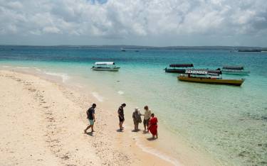 Visitors on the beach of Changuu Island