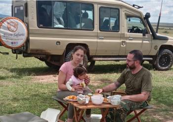  Our  clients   enjoying  picnic  lunch  in  Mara